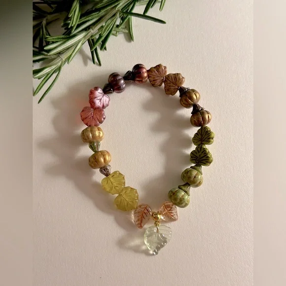 NWOT bracelet Pumpkins & Autumn Leaves rose Czech Glass, charms, stretch Osfm - Picture 3 of 10